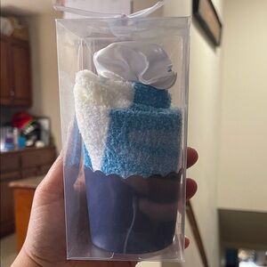 Blue and white socks with two hair scrunchies 🧩